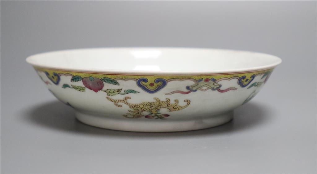 A Chinese famille rose dish, 17cm